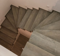 BUKOMA vinylové schody bez nosu Rosice - podlaha zákazníka